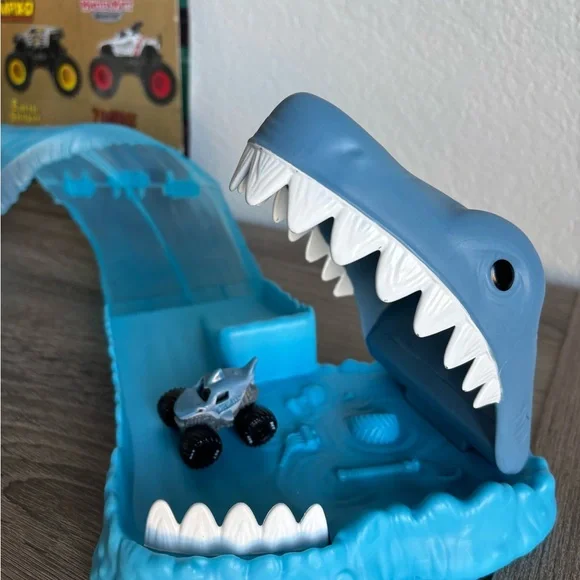 Monster Jam Mini Megalodon Race & Chomp Track - Picture 8 of 9